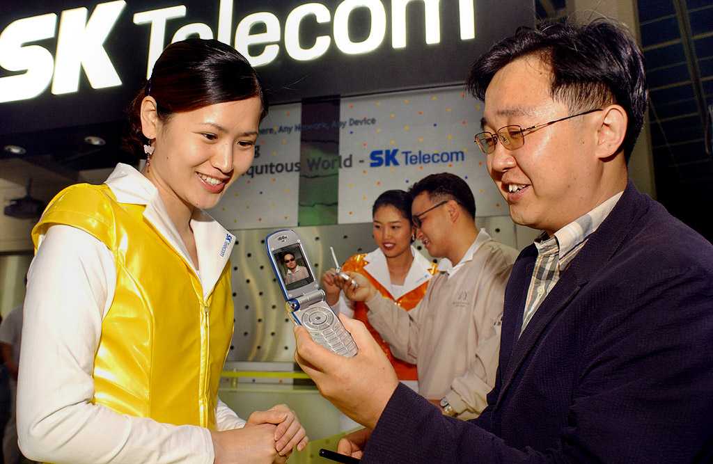 One of the viewers is using a videophone to send streaming video mail in the SK Telecom booth at `Expo Com Wireless KOREA 2003`.